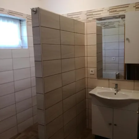 Alsóhegyi Apartamento *